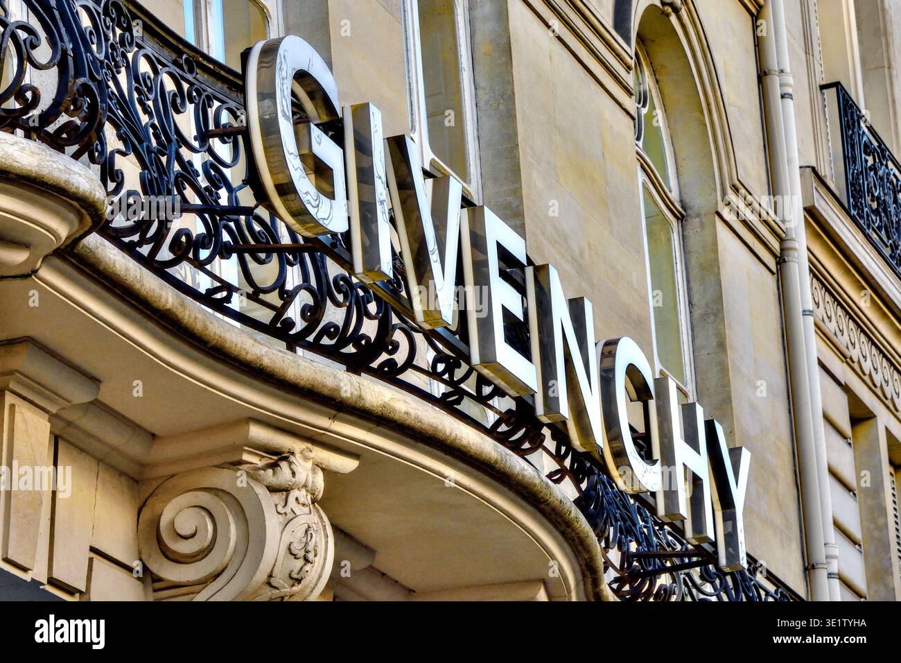Cartello metallico sul balcone della casa di moda di alta moda Givenchy - Parigi 75008, Francia. Foto Stock