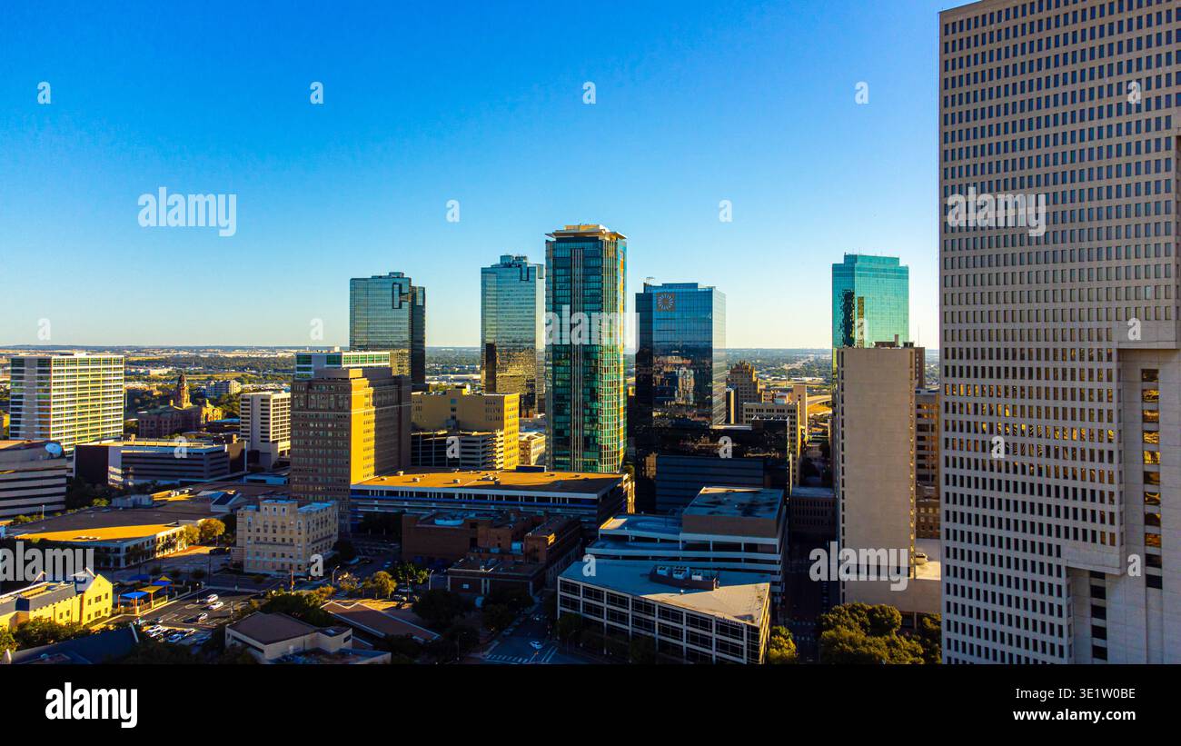 Veduta aerea della luce del sole che risplende dai grattacieli di vetro, in contrasto con il cielo blu profondo, Fort Worth, Texas, Stati Uniti. Foto Stock