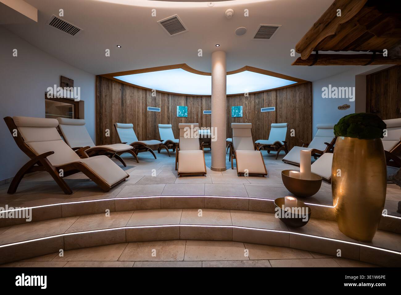 Lounge relax spa dell'hotel con pannelli in legno e sedie a sdraio Foto Stock