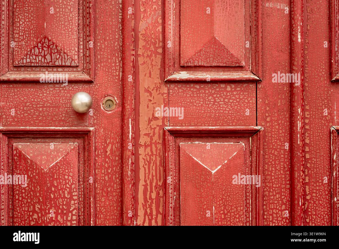 Porte in legno rosse usurate e logore Foto Stock
