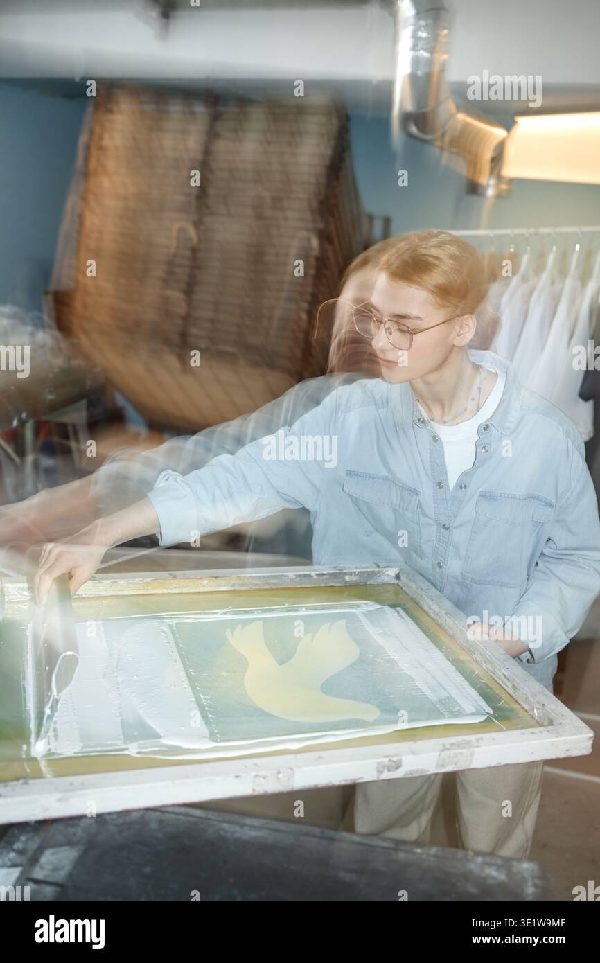 Immagine verticale della stampa dello schermo di Young Adult Woman in ambiente Creative Studio Foto Stock