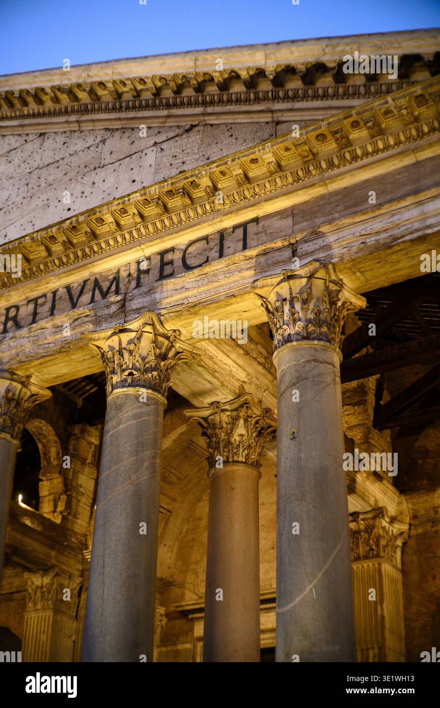 Roma. Italia. Esterno del Pantheon, alias Basilica di Santa Maria ad Martyres o Basilica di Santa Maria e dei Martiri. Foto Stock