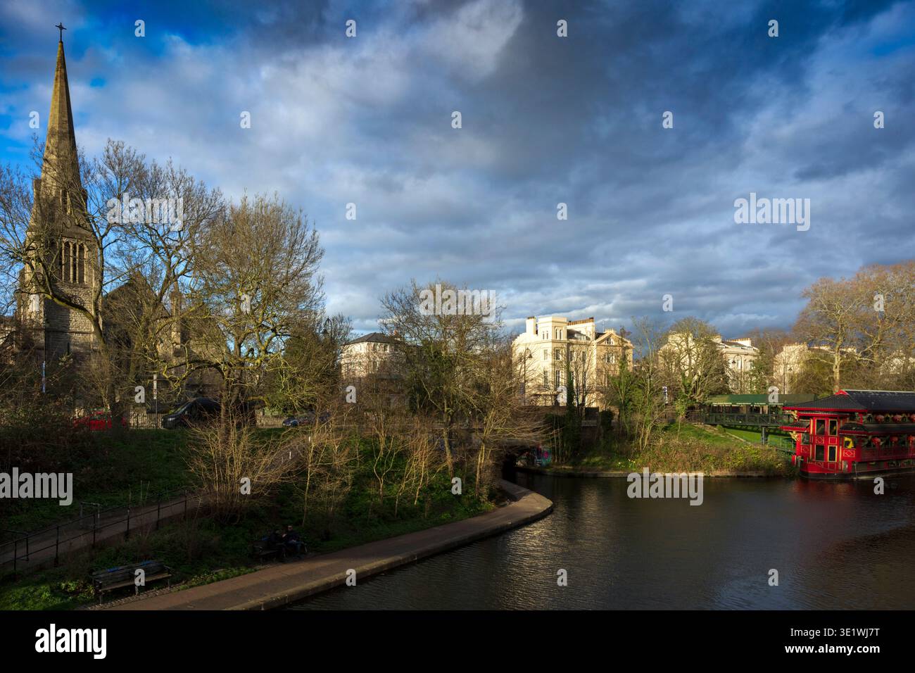 Vista dal Broad Walk Bridge ai margini del Regent's Park di Londra Foto Stock