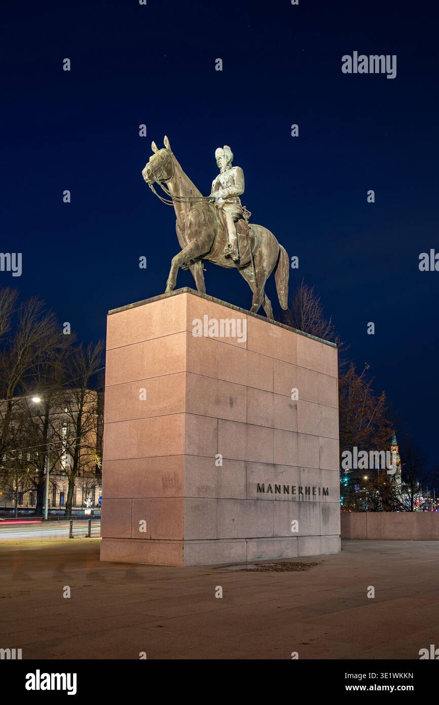Statua equestre del maresciallo Mannerheim di Aimo Tukiainen (1960) all'ora blu di Helsinki, Finlandia Foto Stock
