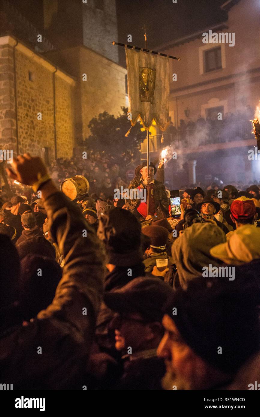 Jarandilla, Spagna - 7 dicembre 2025: Escobazos Festival di Jarandilla de la vera. Steward porta uno striscione con l'immagine della Vergine. Caceres, Spagna Foto Stock