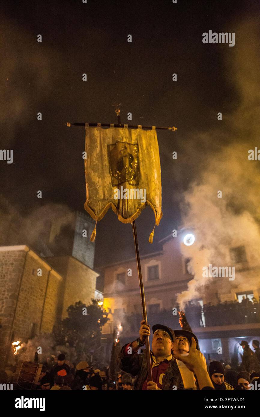 Jarandilla, Spagna - 7 dicembre 2025: Escobazos Festival di Jarandilla de la vera. Steward porta uno striscione con l'immagine della Vergine. Caceres, Spagna Foto Stock