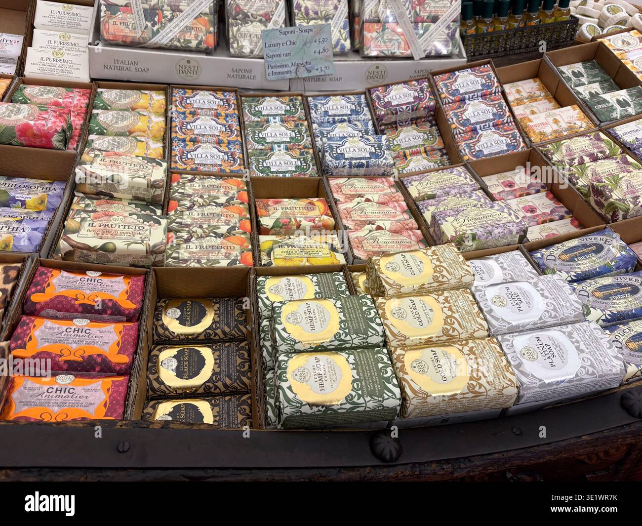 Assortimento di saponi fiorentini Nesti Dante a De Herbore, Firenze, Italia. Esposizione di saponette artigianali colorate e profumate, specialità italiane. Foto Stock