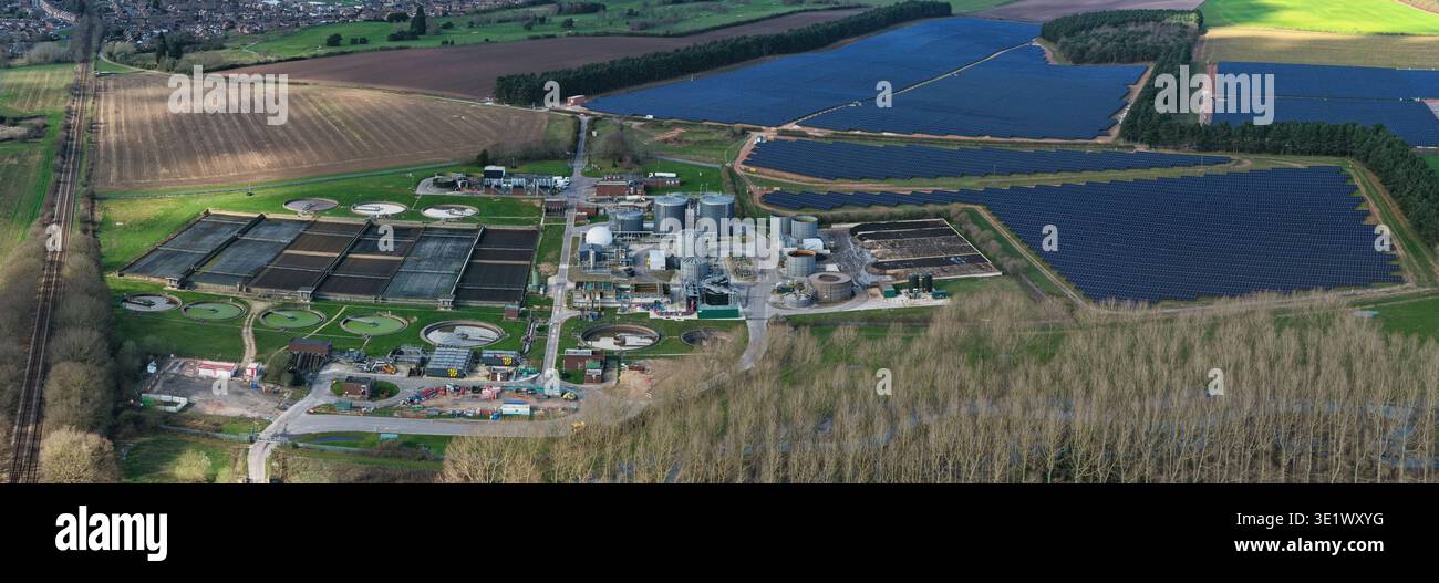 Veduta aerea dell'impianto di trattamento delle acque reflue e della Sherwood Solar Farm, una giustapposizione di infrastrutture moderne con campi, Worksop, Foto Stock