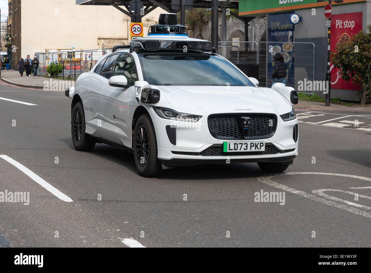 Waymo Robotaxi auto senza conducente in un test drive a Londra, Regno Unito. Veicolo elettrico Jaguar i-Pace. Auto Robo-taxi autonoma che guida a Lambeth Foto Stock