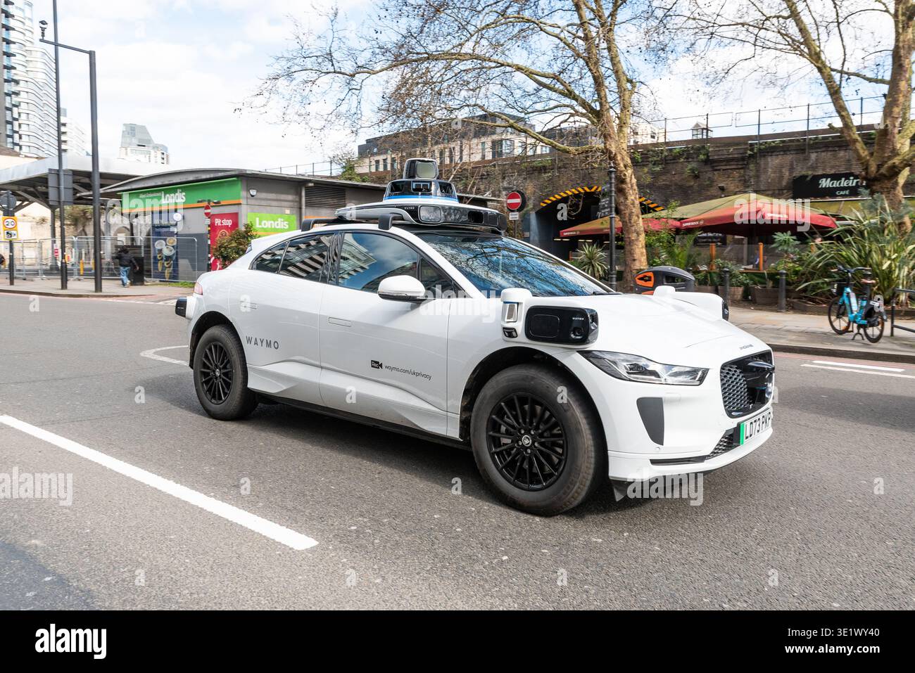 Waymo Robotaxi auto senza conducente in un test drive a Londra, Regno Unito. Veicolo elettrico Jaguar i-Pace. Auto Robo-taxi autonoma che guida a Lambeth Foto Stock