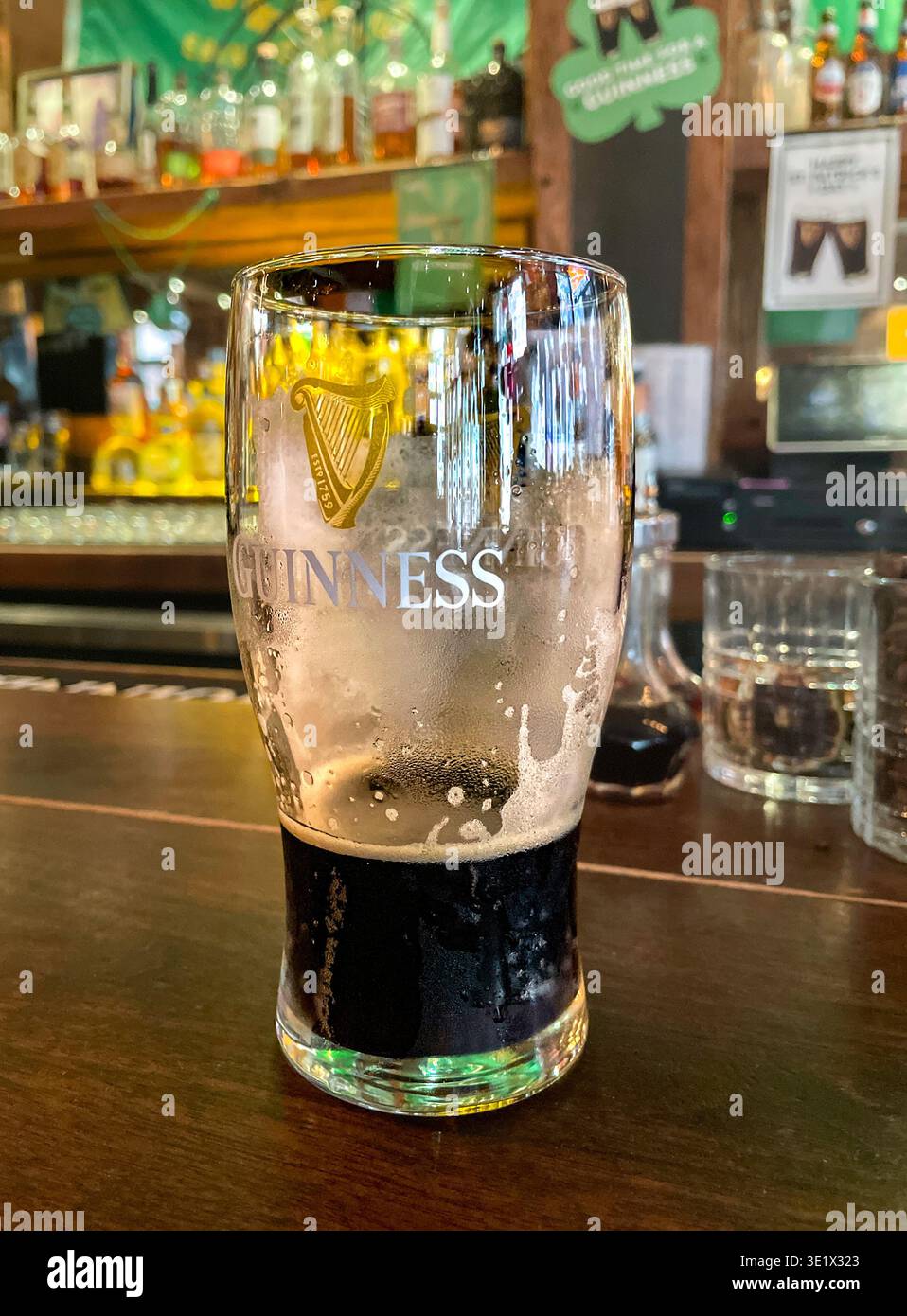 Guinness Stout è una delle mete preferite dai bar irlandesi per il giorno di San Patrizio, New York City, 2026, Stati Uniti - Immagine stock catturata con smartphone