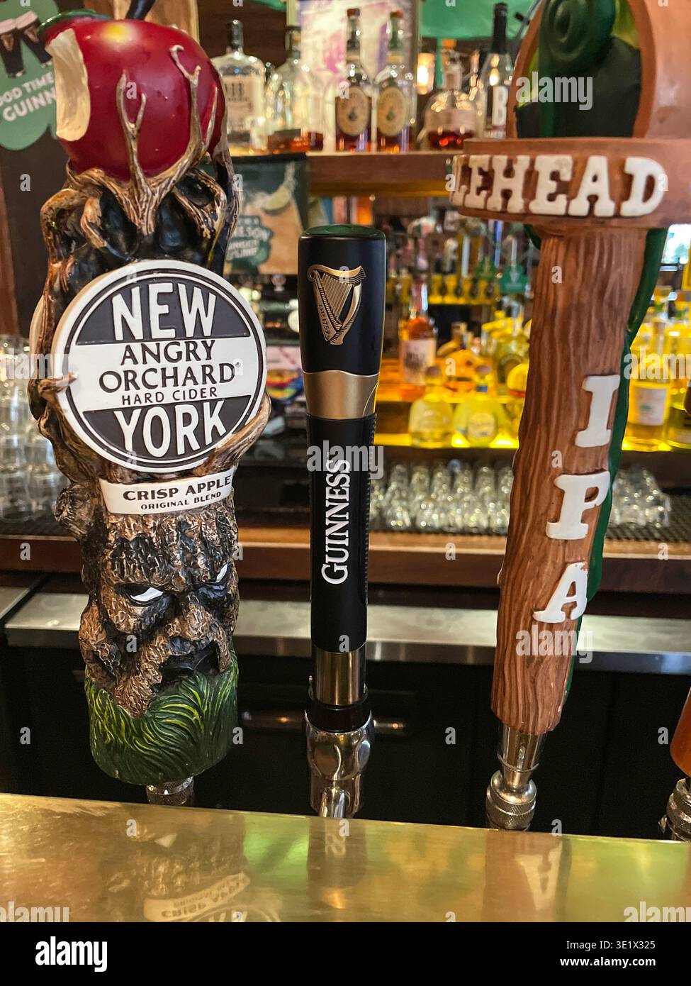 Guinness Stout è una delle mete preferite dai bar irlandesi per il giorno di San Patrizio, New York City, 2026, Stati Uniti - Immagine stock catturata con smartphone