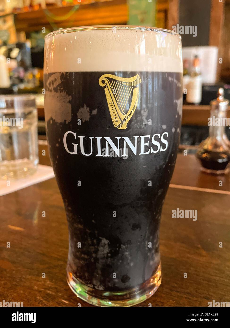 Guinness Stout è una delle mete preferite dai bar irlandesi per il giorno di San Patrizio, New York City, 2026, Stati Uniti - Immagine stock catturata con smartphone