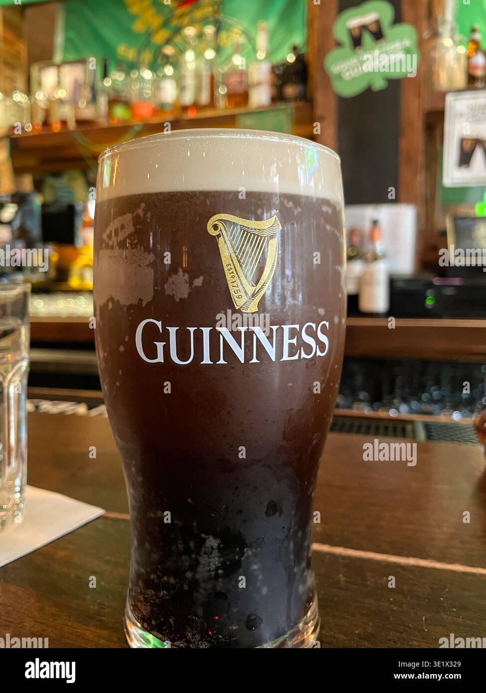 Guinness Stout è una delle mete preferite dai bar irlandesi per il giorno di San Patrizio, New York City, 2026, Stati Uniti - Immagine stock catturata con smartphone