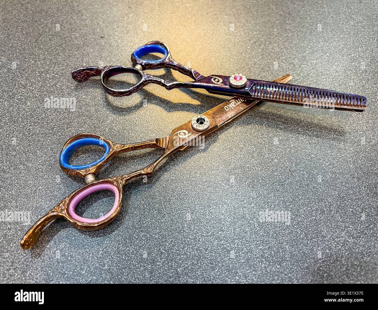 Barbiere, forbici professionali, New York City, USA, 2026 - Immagine stock catturata con smartphone
