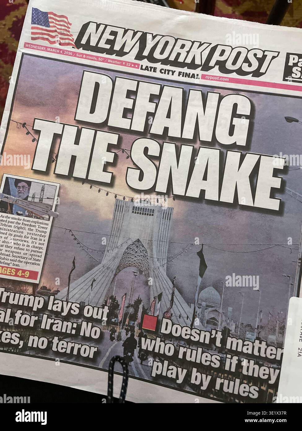 Il titolo del giornale del New York Post copre Iran Bombing Campaign, Defang the Snake, New York City, USA 4 marzo 2026 - Immagine stock catturata con smartphone