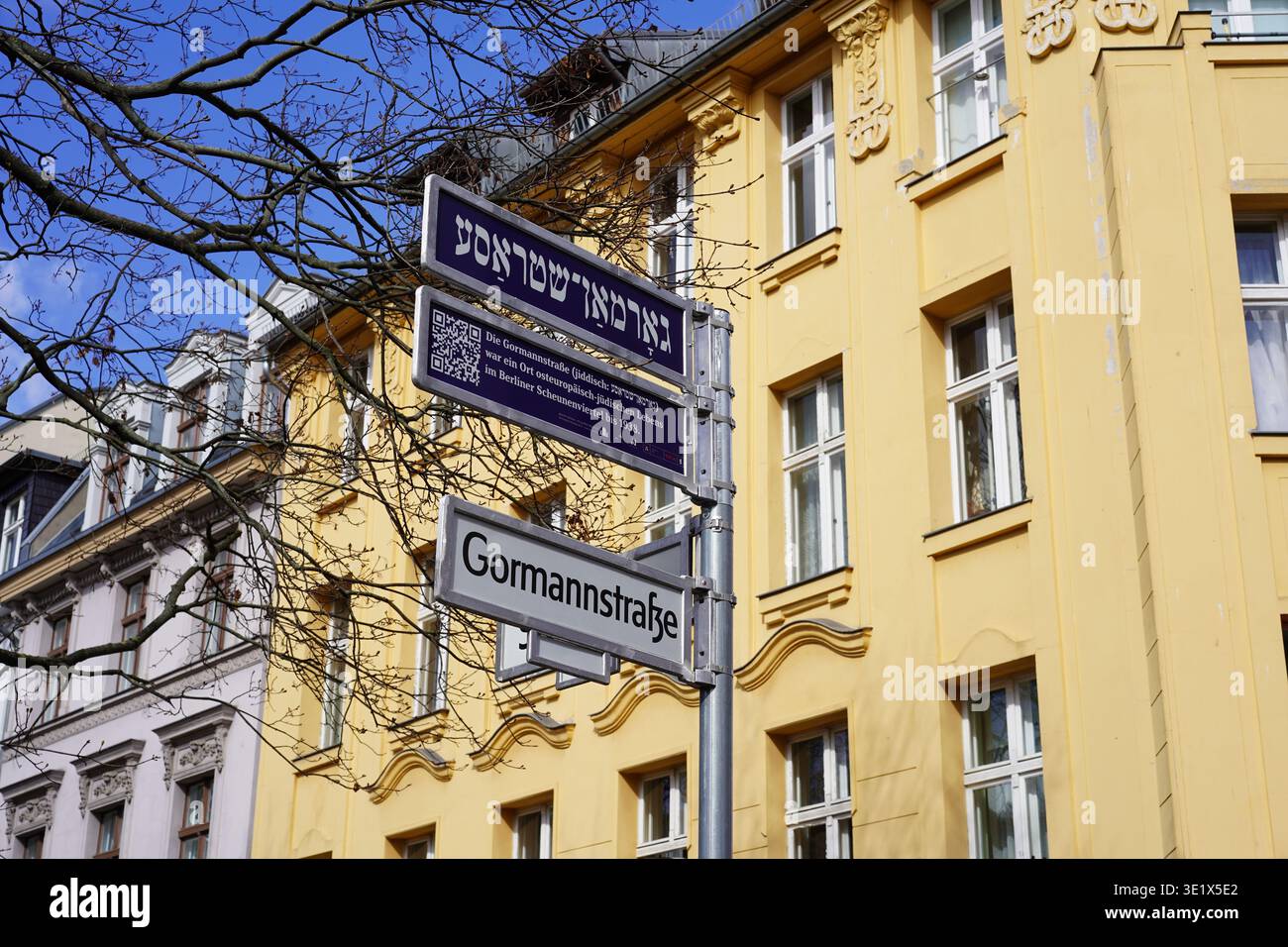 Berlino, Germania - 17 marzo 2026: Insegna Yiddish in Gormannstrasse, parte di un progetto di storia ebraica nello storico quartiere Scheunenviertel. Foto Stock