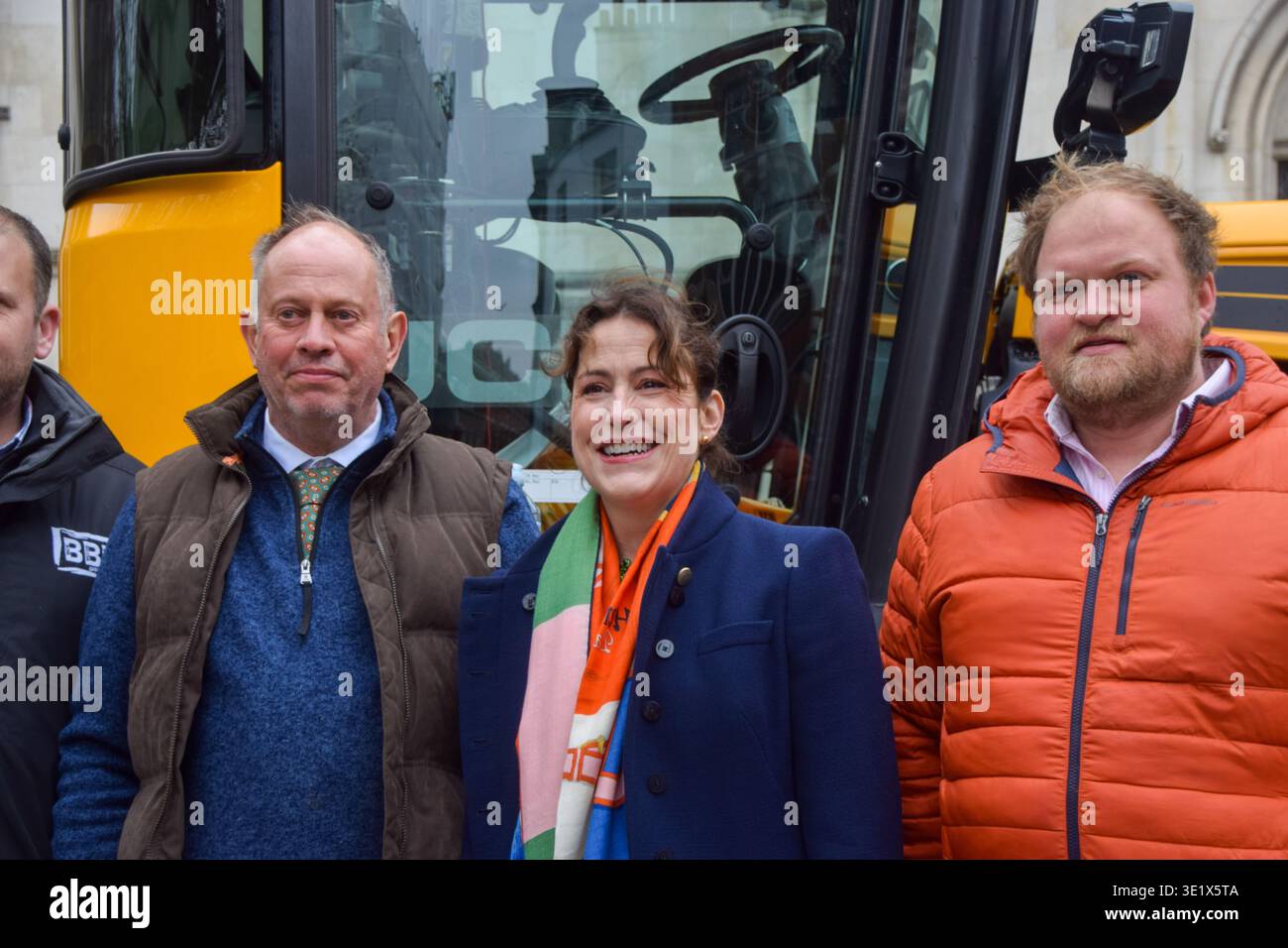 Londra, Regno Unito. 17 marzo 2026. Victoria Atkins (c), Segretario di Stato ombra per l'ambiente, l'alimentazione e gli affari rurali, si trova con gli agricoltori accanto a un trattore fuori dalla Royal Courts of Justice mentre lanciano una sfida legale contro la riforma fiscale sulle successioni del governo. Credito: SOPA Images Limited/Alamy Live News Foto Stock