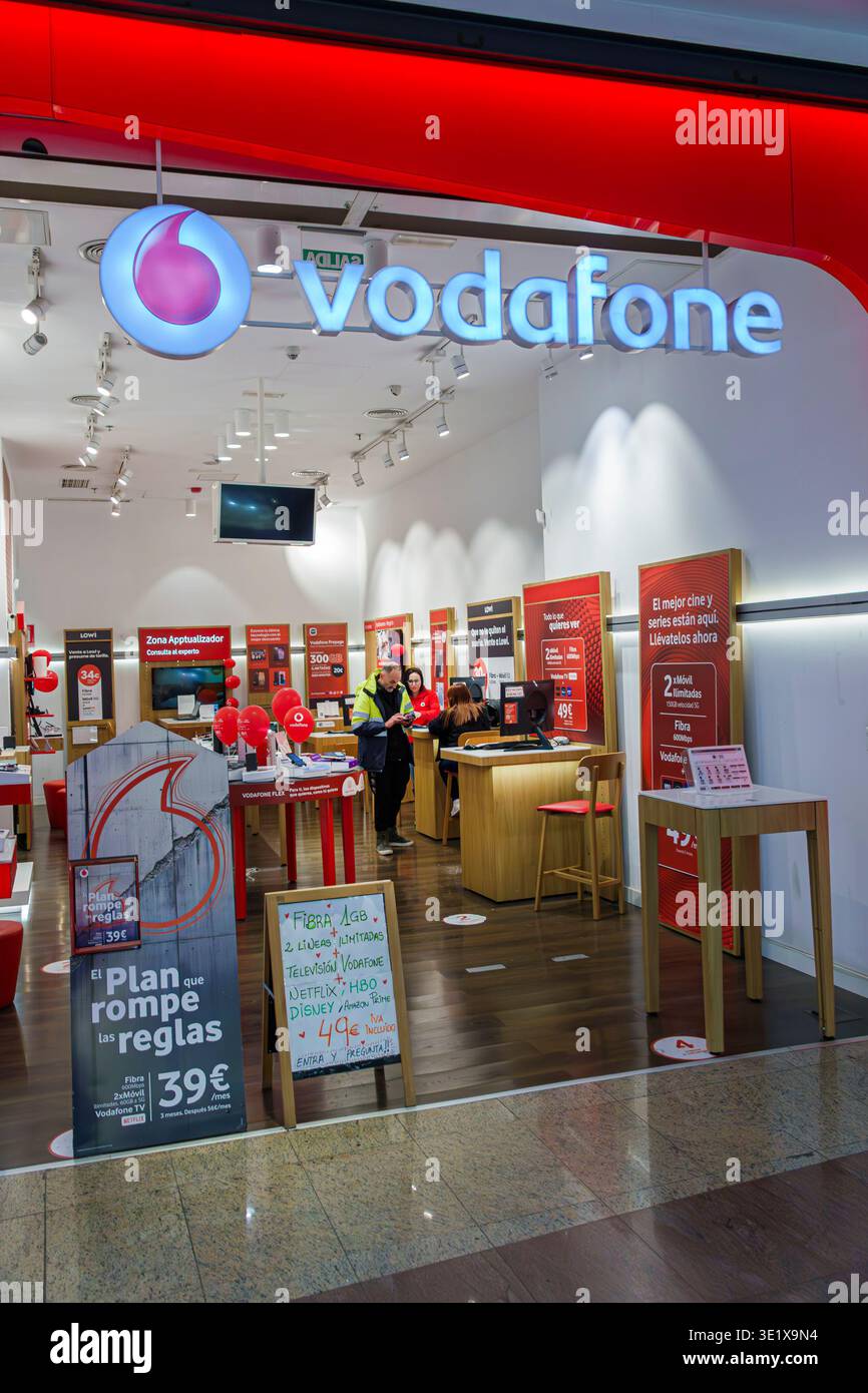 Malaga Spagna, Andalusia Andalusia, stazione ferroviaria Maria Zambrano, terminal interno, negozio di telecomunicazioni Vodafone, fornitore di servizi di telefonia cellulare Foto Stock