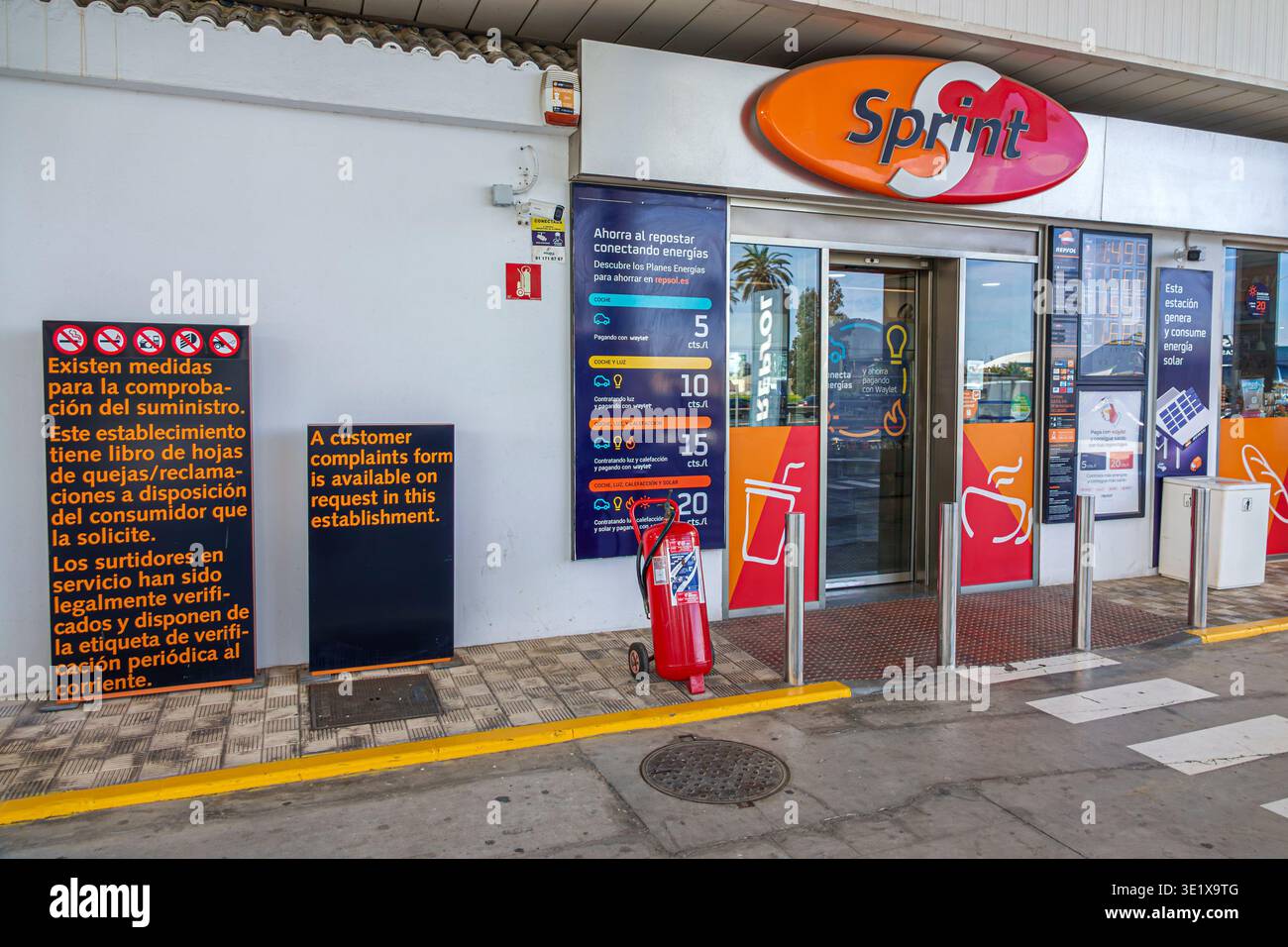 Malaga Spagna, Andalusia Andalusia, stazione di servizio Repsol Sprint, ingresso al minimarket, stazione di servizio al dettaglio, prezzo carburante diesel b Foto Stock