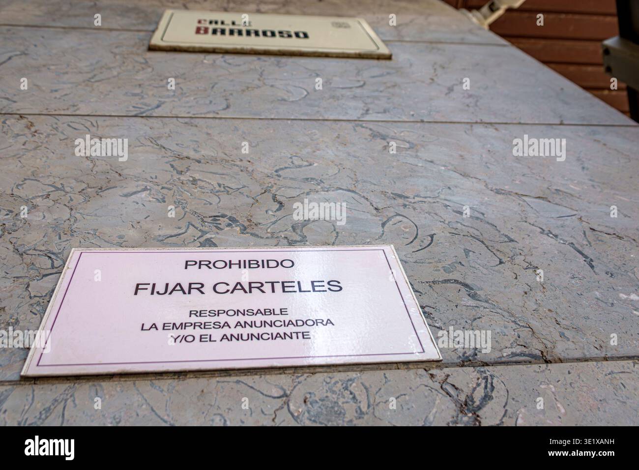 Malaga Spagna,Andalusia Andalucia,cartellino Prohibido fijar,cartellino di avvertimento spagnolo,cartelloni di diffusione messaggio proibito,regolamento comunale no Foto Stock