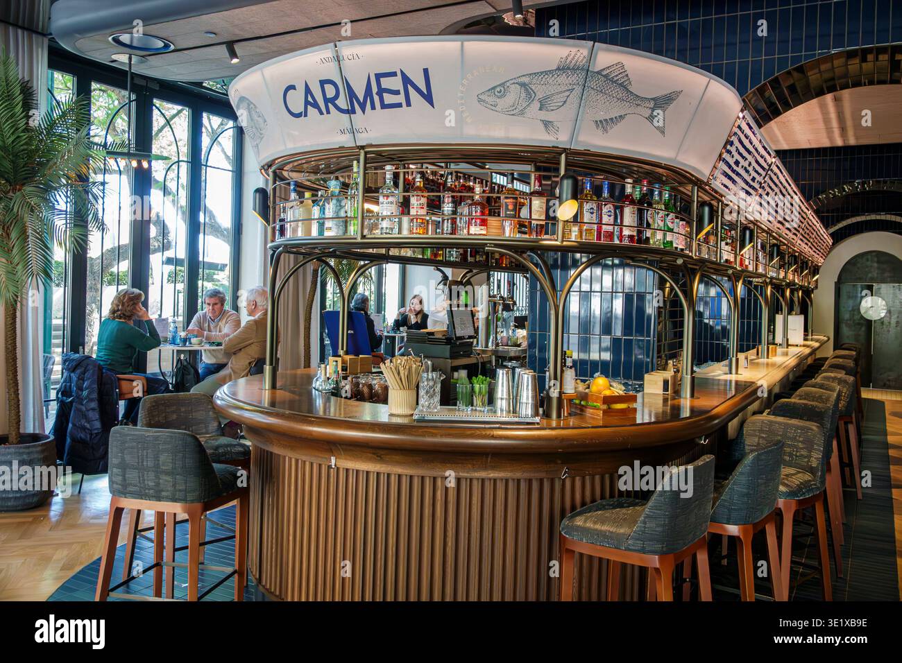 Malaga Spagna, Andalusia Andalucia, interno del bar del ristorante Carmen, moderni posti a sedere al banco cocktail bar, scaffale per bottiglie di liquori del ristorante bar, adulto Foto Stock