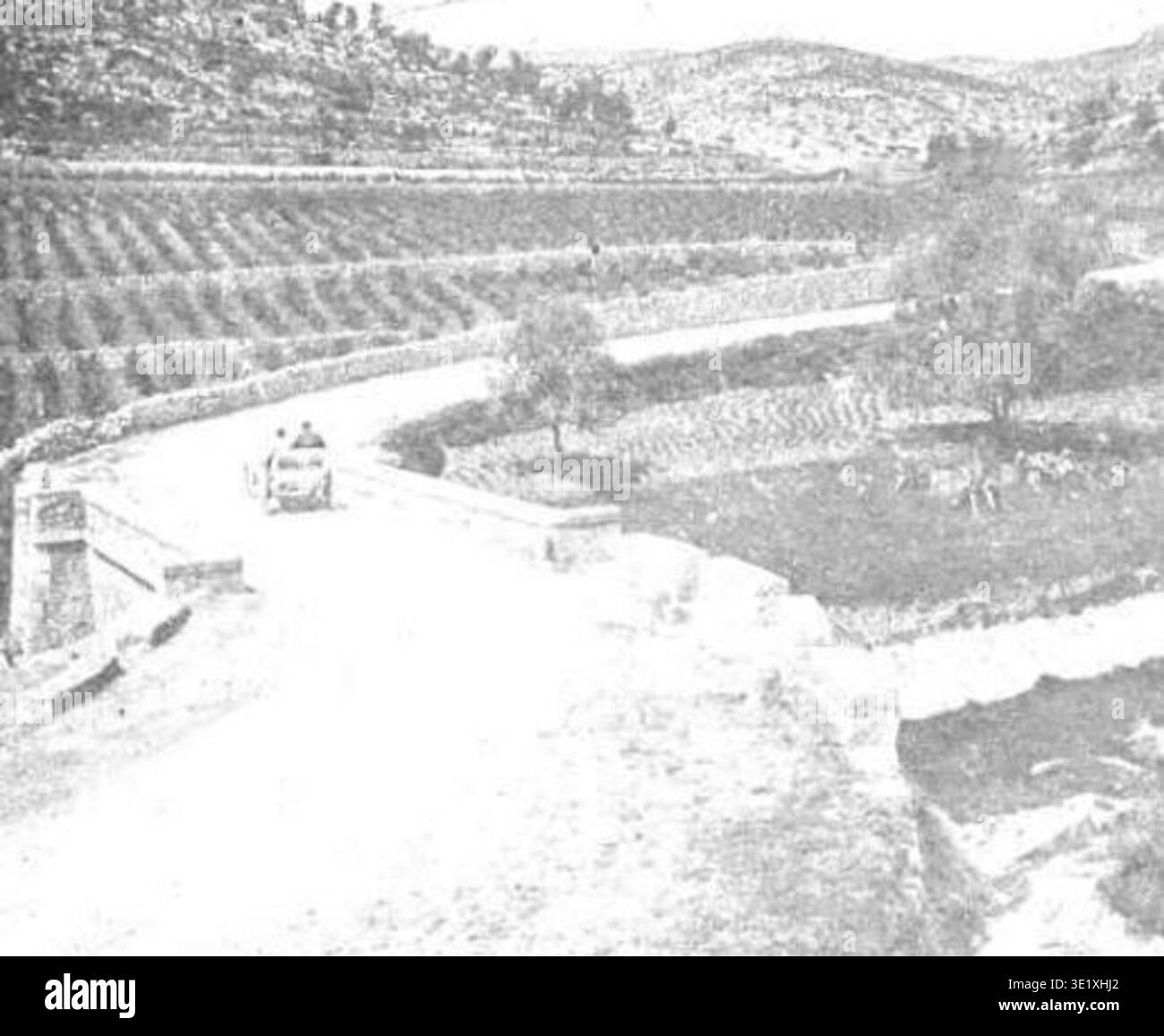 Adolf Mas i Ginestà (1861–1936) è stato un fotografo catalano attivo a Barcellona e noto per la documentazione del patrimonio culturale e degli eventi pubblici. La documentazione fotografica d'archivio documenta la corsa automobilistica Copa Catalunya lungo la strada tra Sant Pere de Ribes e Canyelles nel 1908, pubblicata in Ilustració Catalana numero 262 il 7 giugno 1908. Foto Stock