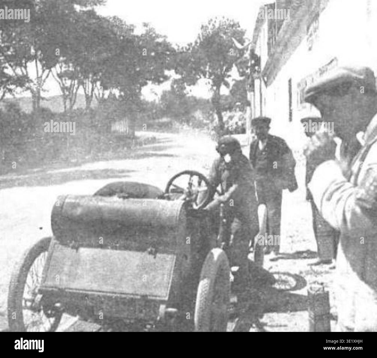 Adolf Mas i Ginestà (1861–1936) è stato un fotografo catalano noto per aver documentato il patrimonio culturale e gli eventi in Catalogna. Il disco fotografico d'archivio documenta una sosta di rifornimento durante la corsa automobilistica Copa Catalunya a Canyelles nel 1908, pubblicata in Ilustració Catalana numero 262 il 7 giugno 1908. Foto Stock
