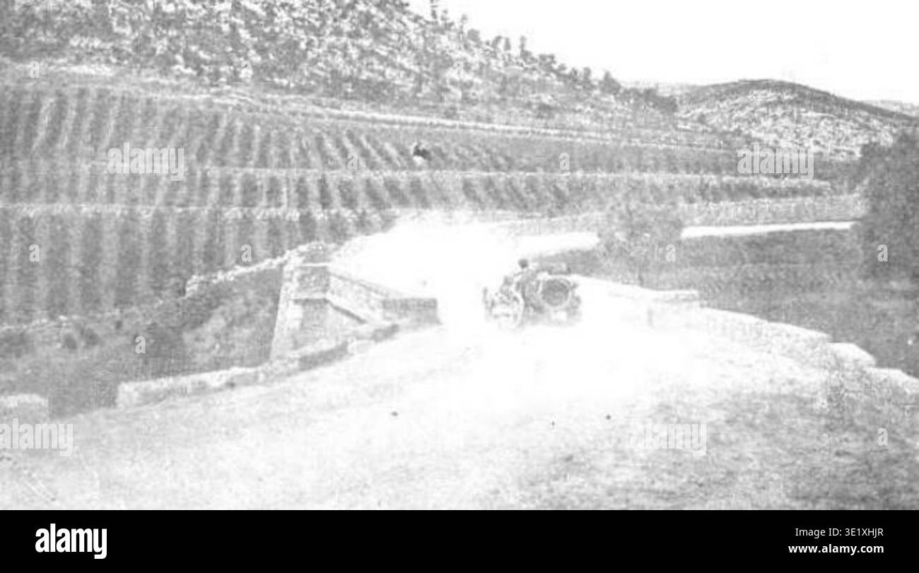 Adolf Mas i Ginestà (1861–1936) è stato un fotografo catalano noto per aver documentato l'architettura, il patrimonio culturale e gli eventi in Catalogna tra la fine del XIX e l'inizio del XX secolo. La documentazione fotografica d'archivio documenta la corsa automobilistica Copa Catalunya sulla strada tra Sant Pere de Ribes e Canyelles, pubblicata in Ilustració Catalana numero 262 il 7 giugno 1908. Foto Stock