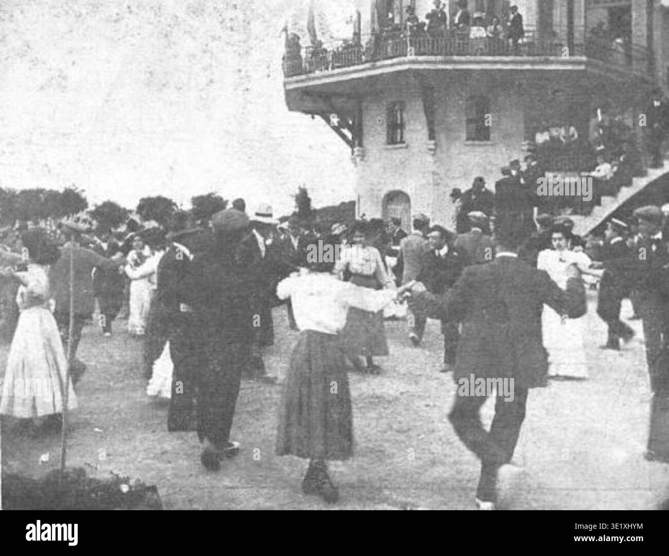 Aplec de la Sardana Celebrat a l'Ideal Pavillon (1909) si riferisce a un raduno pubblico dedicato alla Sardana, una danza tradizionale catalana associata all'identità culturale in Catalogna. L'evento è stato riportato sulla rivista culturale Ilustració Catalana numero 315 il 13 giugno 1909. La registrazione fotografica d'archivio documenta l'assemblea di ballerini e spettatori che partecipano alla celebrazione di Sardana presso il Pavillon ideale. Foto Stock