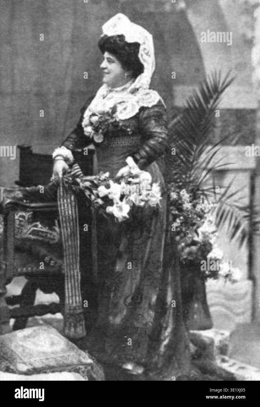 Angela Calvet de Haro è stata una figura culturale catalana riconosciuta come Reina dels Jocs Florals nel 1909, un titolo cerimoniale associato al festival letterario Jocs Florals in Catalogna. L'evento faceva parte del movimento letterario e culturale catalano di rinascita. Il disco fotografico d'archivio documenta un ritratto storico di stampa fotografica pubblicato sulla rivista Feminal nel 1909. Foto Stock