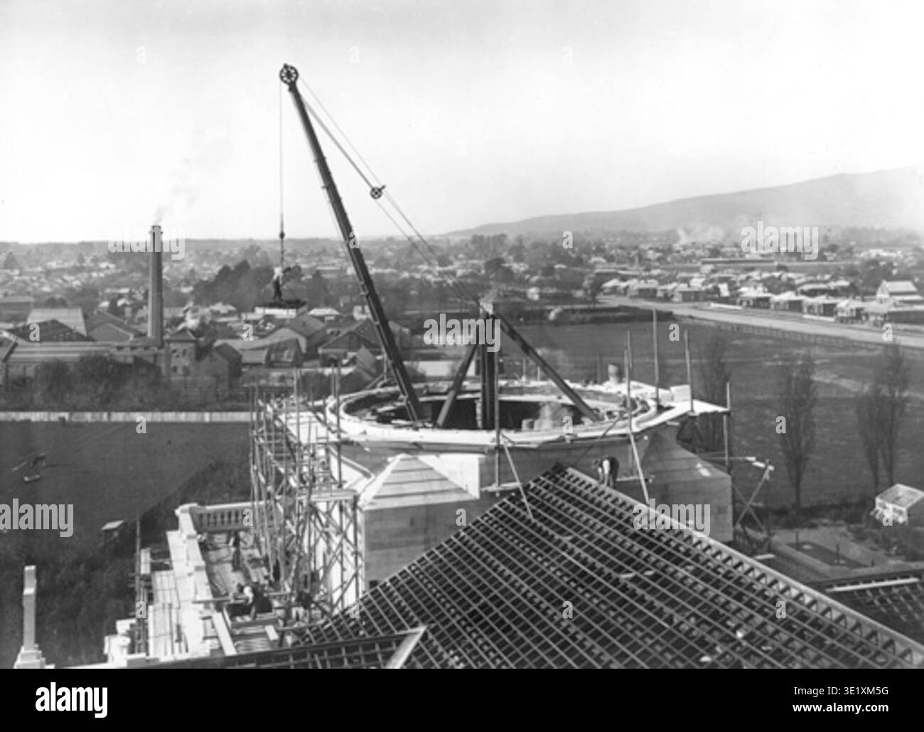 La cattedrale cattolica romana di Christchurch, nota anche come cattedrale del Santissimo Sacramento, è una delle principali chiese cattoliche di Christchurch, nuova Zelanda, progettata dall'architetto Francis Petre e costruita all'inizio del XX secolo. L'edificio divenne un'importante struttura religiosa della città. La documentazione fotografica d'archivio documenta la costruzione della cupola del Duomo nel 1904 come stampa fotografica storica. Foto Stock
