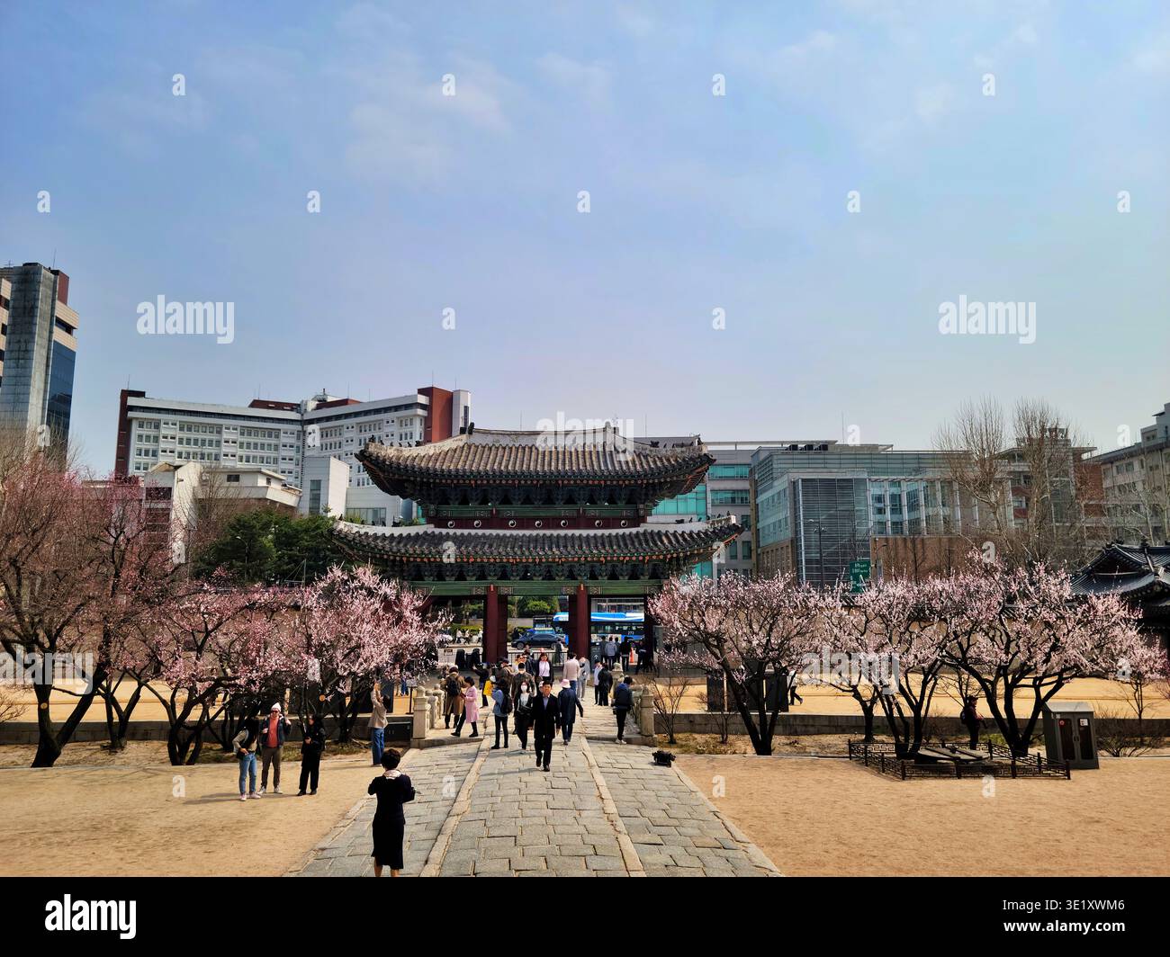SEOUL COREA DEL SUD - MARZO 27 2024: Visitatori e turisti che camminano attraverso lo storico ponte di pietra *Okcheongyo* dopo aver attraversato il cancello principale. Foto Stock