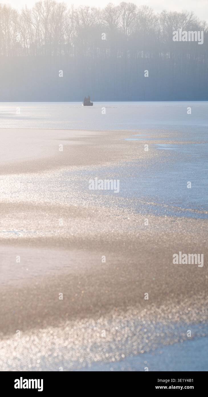 La colorata superficie del lago ghiacciata risplende di macchie luminose Foto Stock