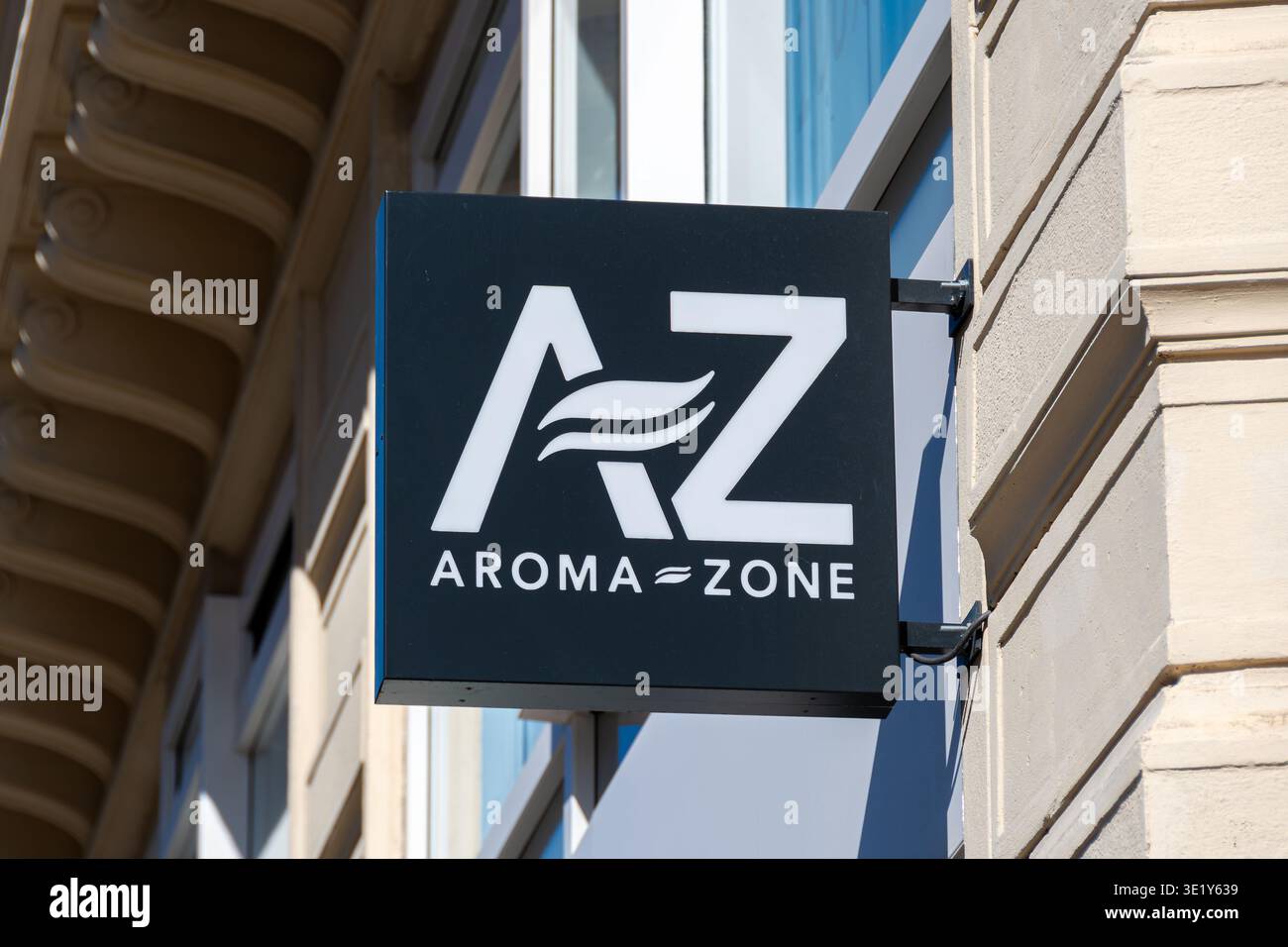 Firma e logo di un negozio Aroma-zone. Aroma-zone è un'azienda francese specializzata in prodotti per la cura della pelle e ingredienti per cosmetici fatti in casa Foto Stock