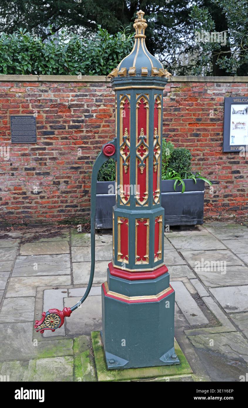 Pompa idrica pubblica vittoriana restaurata nel North Bar a Beverley, East Riding of Yorkshire, Inghilterra. Foto Stock
