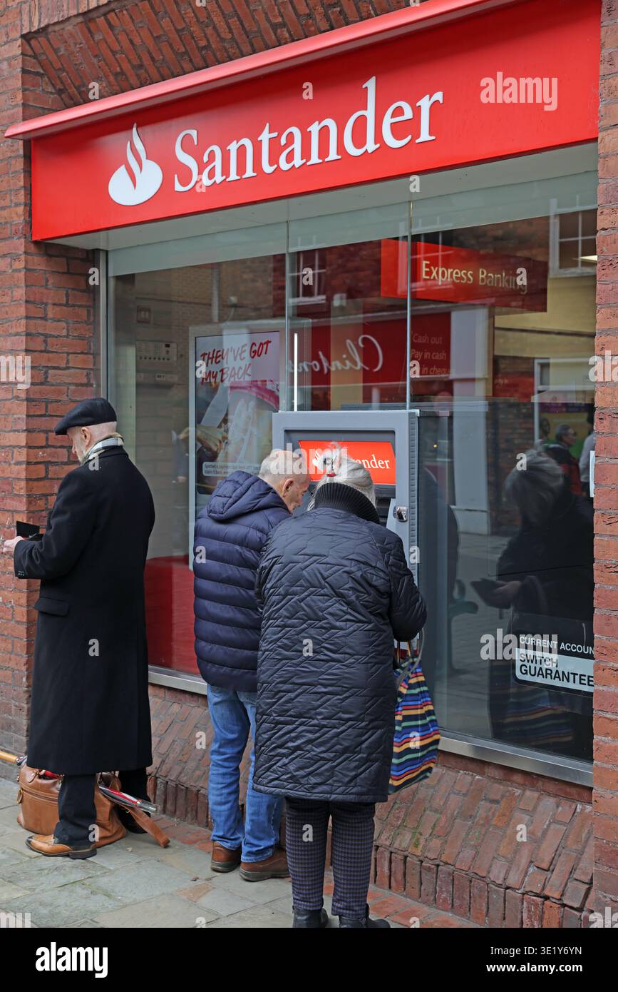 Filiale di Santander e sportello Bancomat nel centro di Beverley con clienti anziani che prelevano contanti e si affidano a servizi bancari di alto livello Foto Stock
