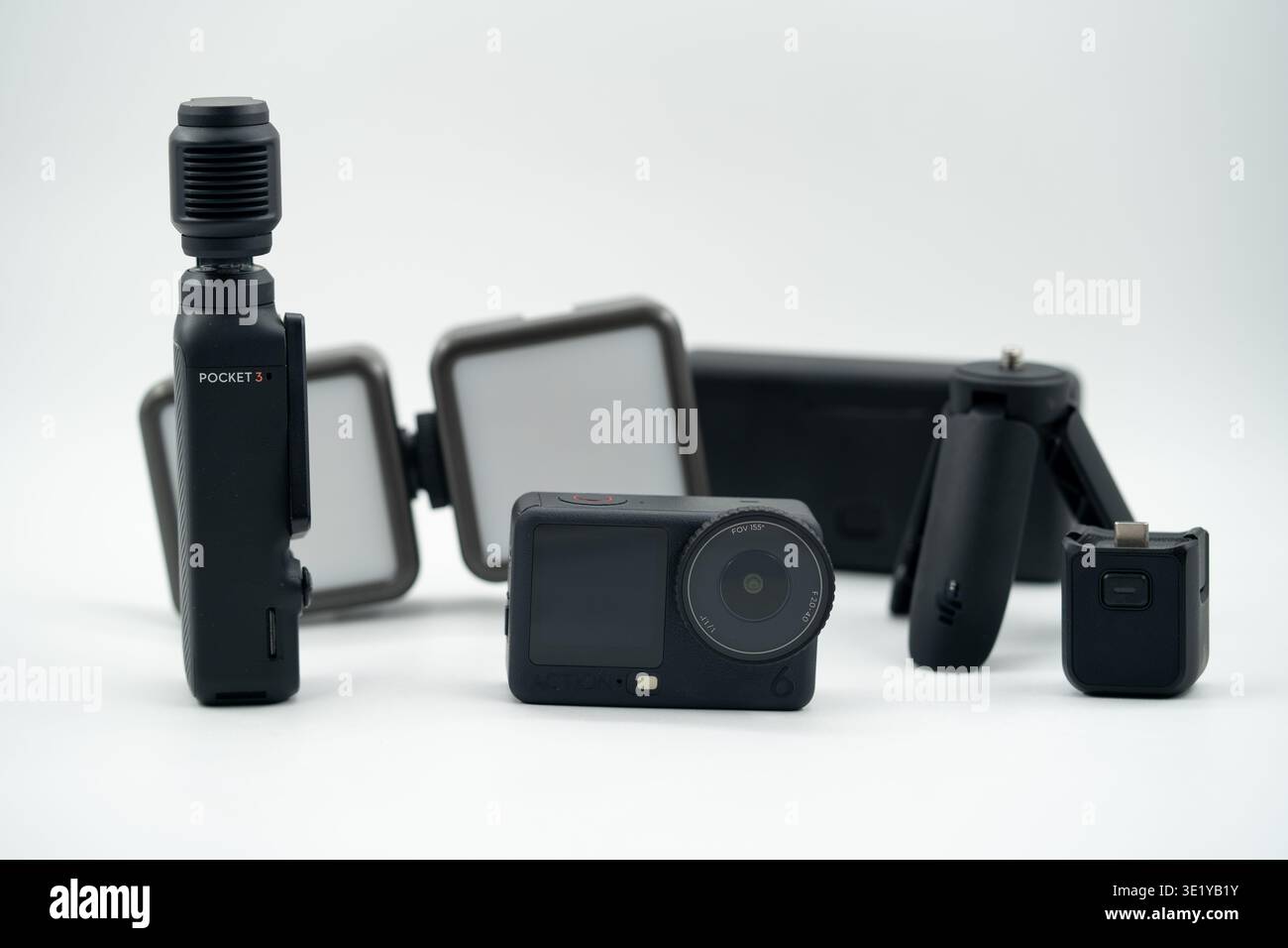 Vista di DJI Pocket 3, Action 6 e accessori su sfondo bianco. Toronto, Canada - 11 marzo 2026. Foto Stock