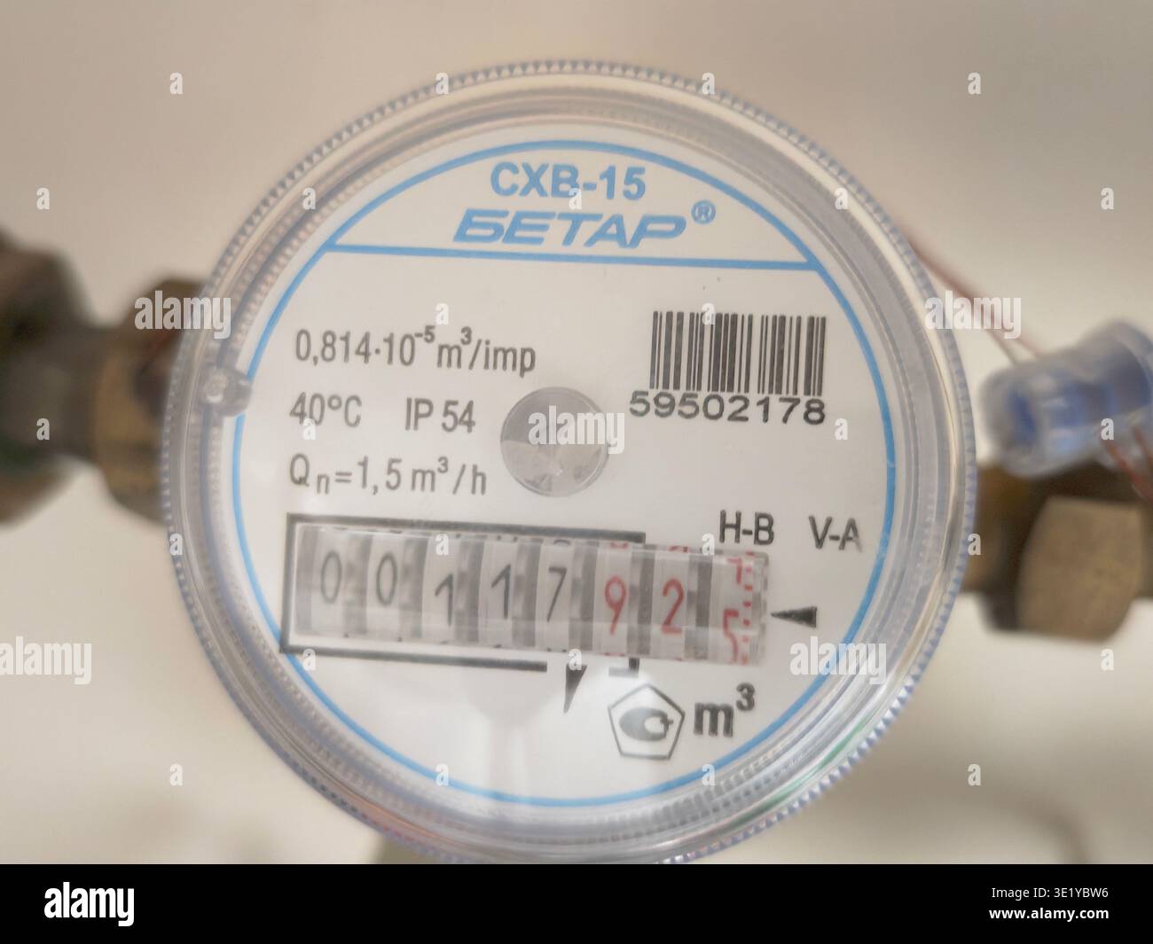 Kirov, Russia - 16 gennaio 2026: Un contatore dell'acqua visualizza la portata corrente e i dettagli tecnici sulla misurazione e il funzionamento del binario di servizio Foto Stock