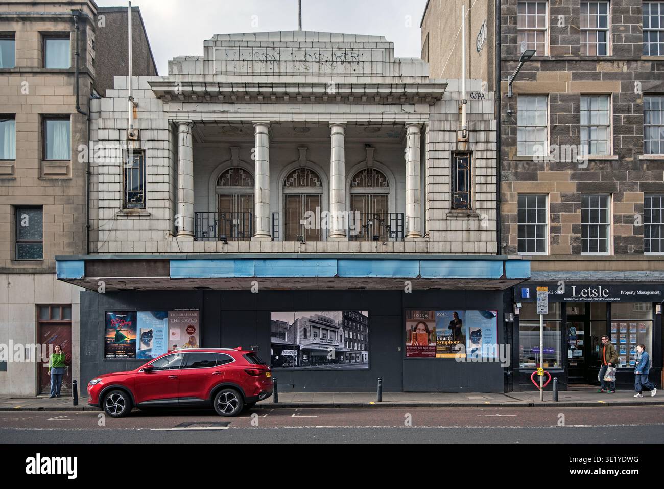 Sembra che i lavori si siano fermati per il restauro dell'Odeon Art Deco Odeon Cinema in Clerk Street, Edimburgo, Scozia, Regno Unito. Foto Stock
