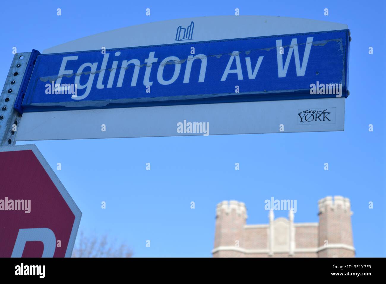 Primo piano di un cartello stradale della città di Toronto in Eglinton Av W (ed ex logo della città di York) Foto Stock