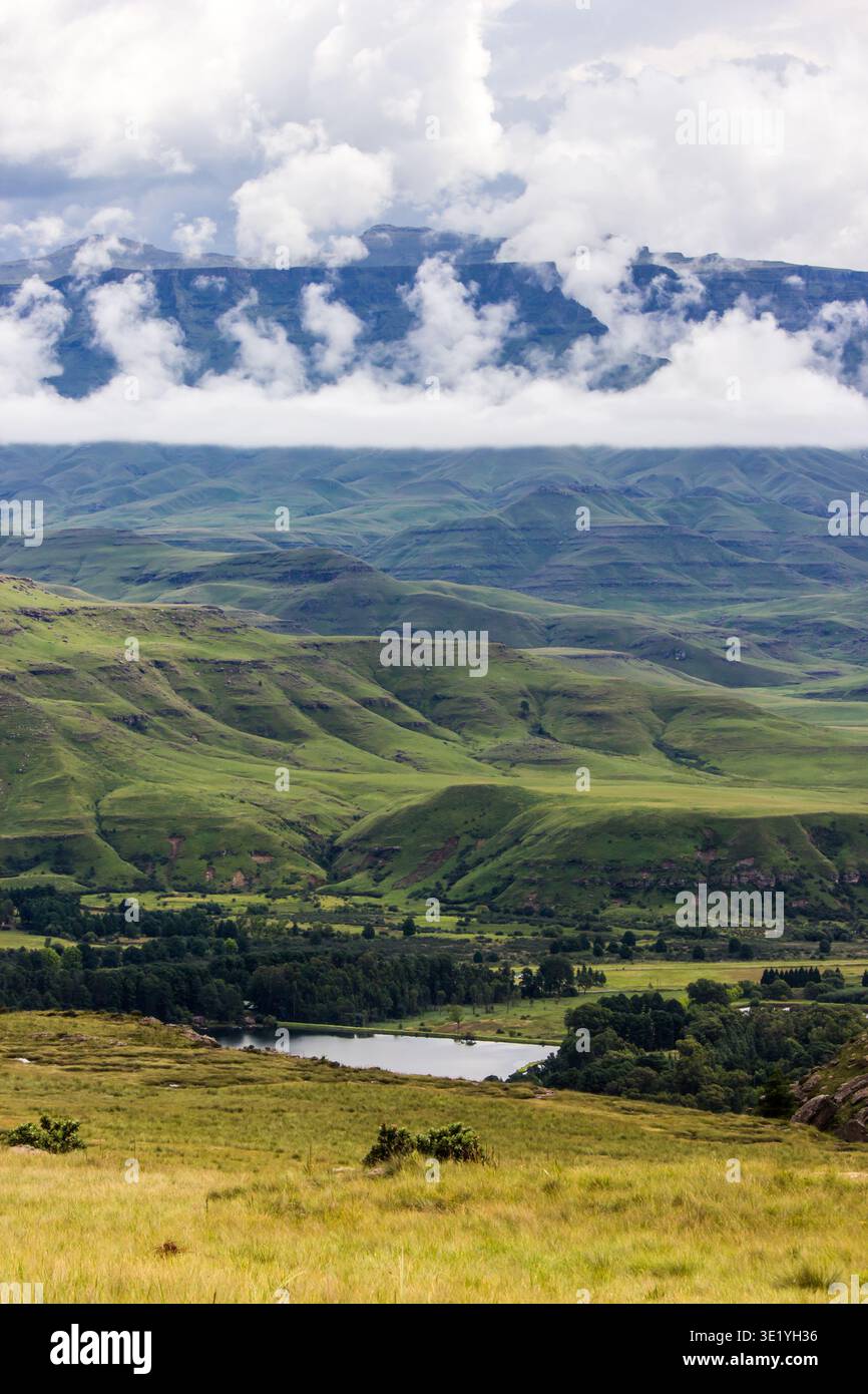 Vista spettacolare sulle verdi pendici delle montagne Drakensberg Foto Stock