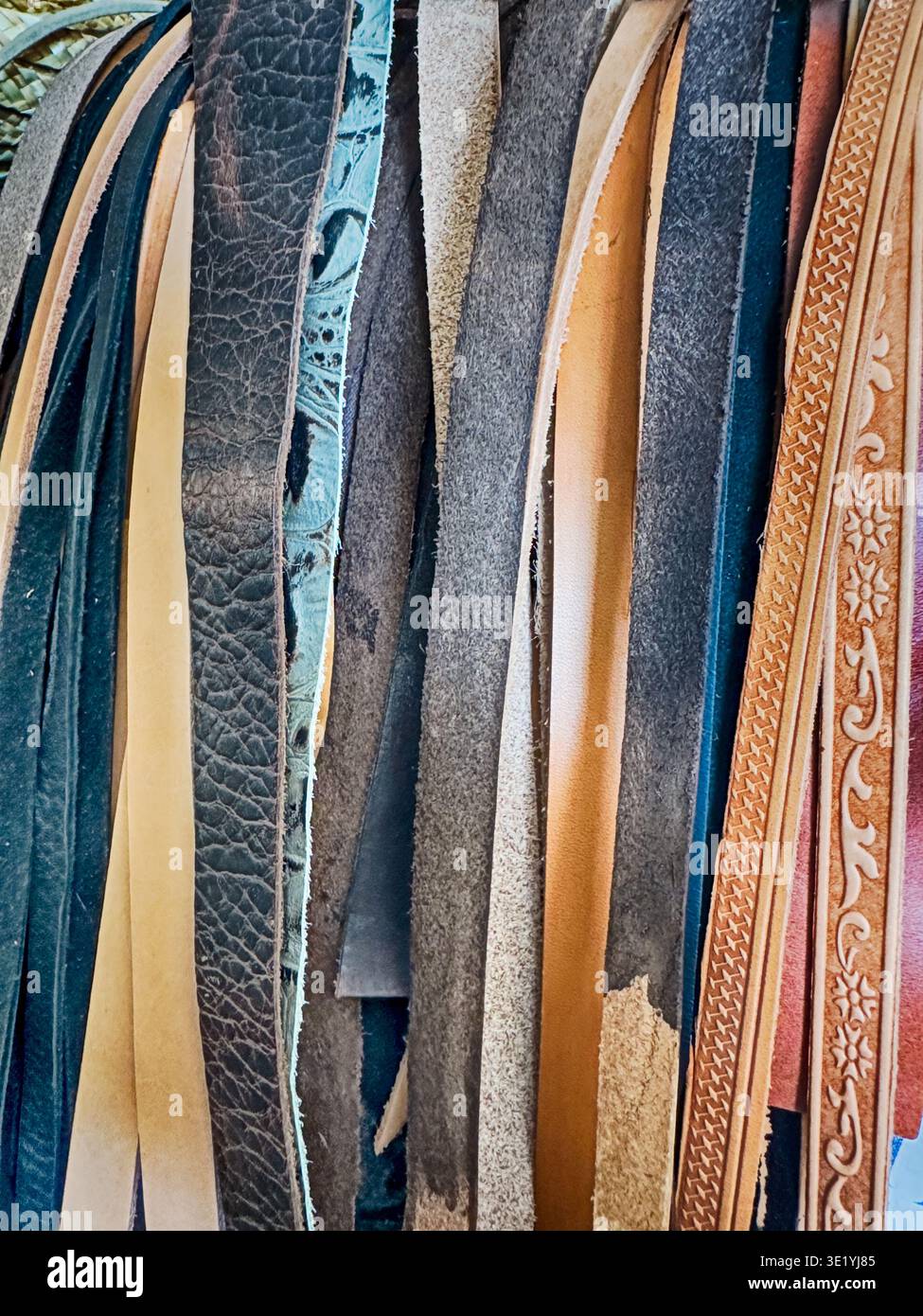 Sfondo di cinturini in pelle destinati a essere un dettaglio su cappelli personalizzati su ordinazione. Foto Stock