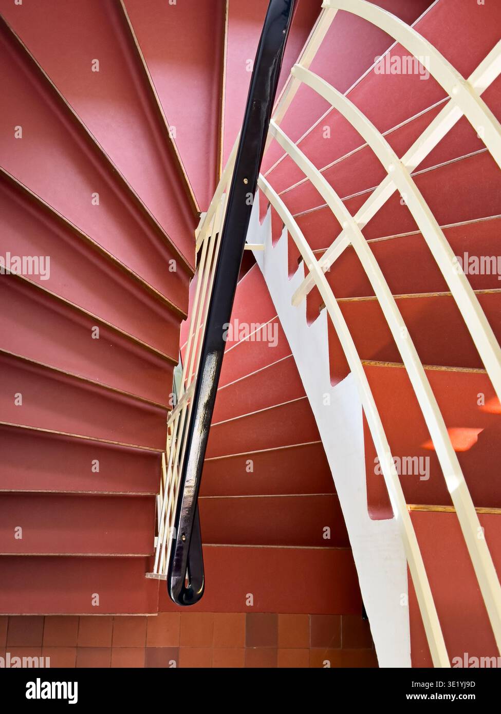 I gradini su una scala sono evidenziati da audaci colori rosso e giallo in una vetrina in stile art deco a Praga. Foto Stock