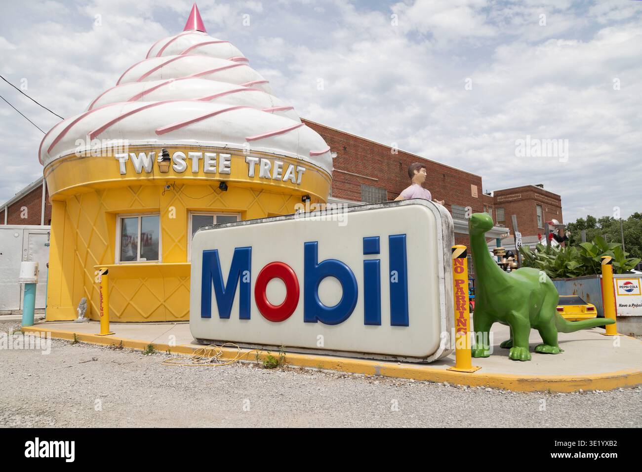 Gelateria Twistee Treat e cartello Mobil al Pink Elephant Mall di Livingston, Illinois, USA. Foto Stock