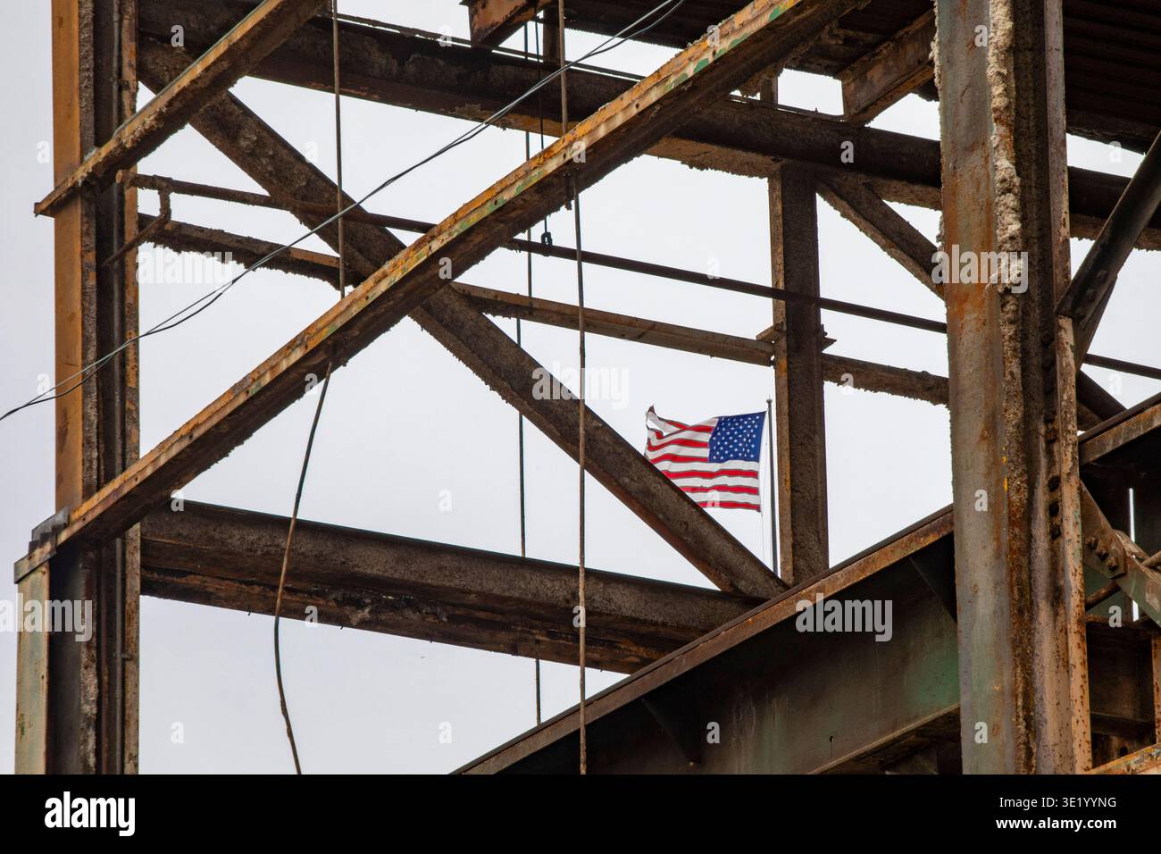 Detroit, Michigan - la struttura di un vecchio edificio industriale vicino al fiume Detroit, parte di un portafoglio di 2,75 acri lungo il fiume di proprietà della BEDRO Foto Stock