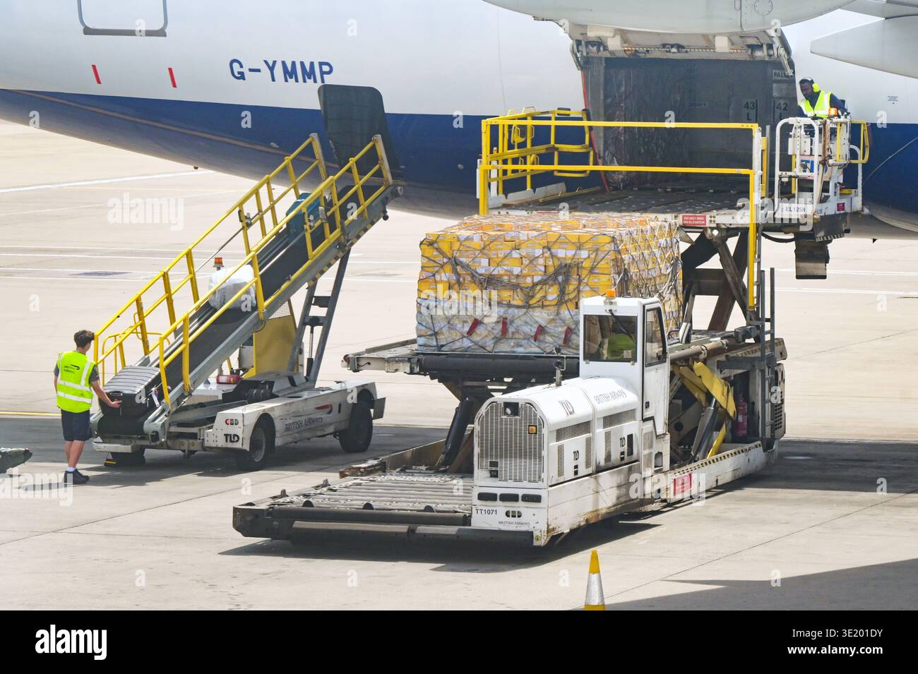 Londra, Inghilterra, Regno Unito - 20 maggio 2025: Trasporto aereo su pallet e sacchi passeggeri caricati su un jet della British Airways. Foto Stock