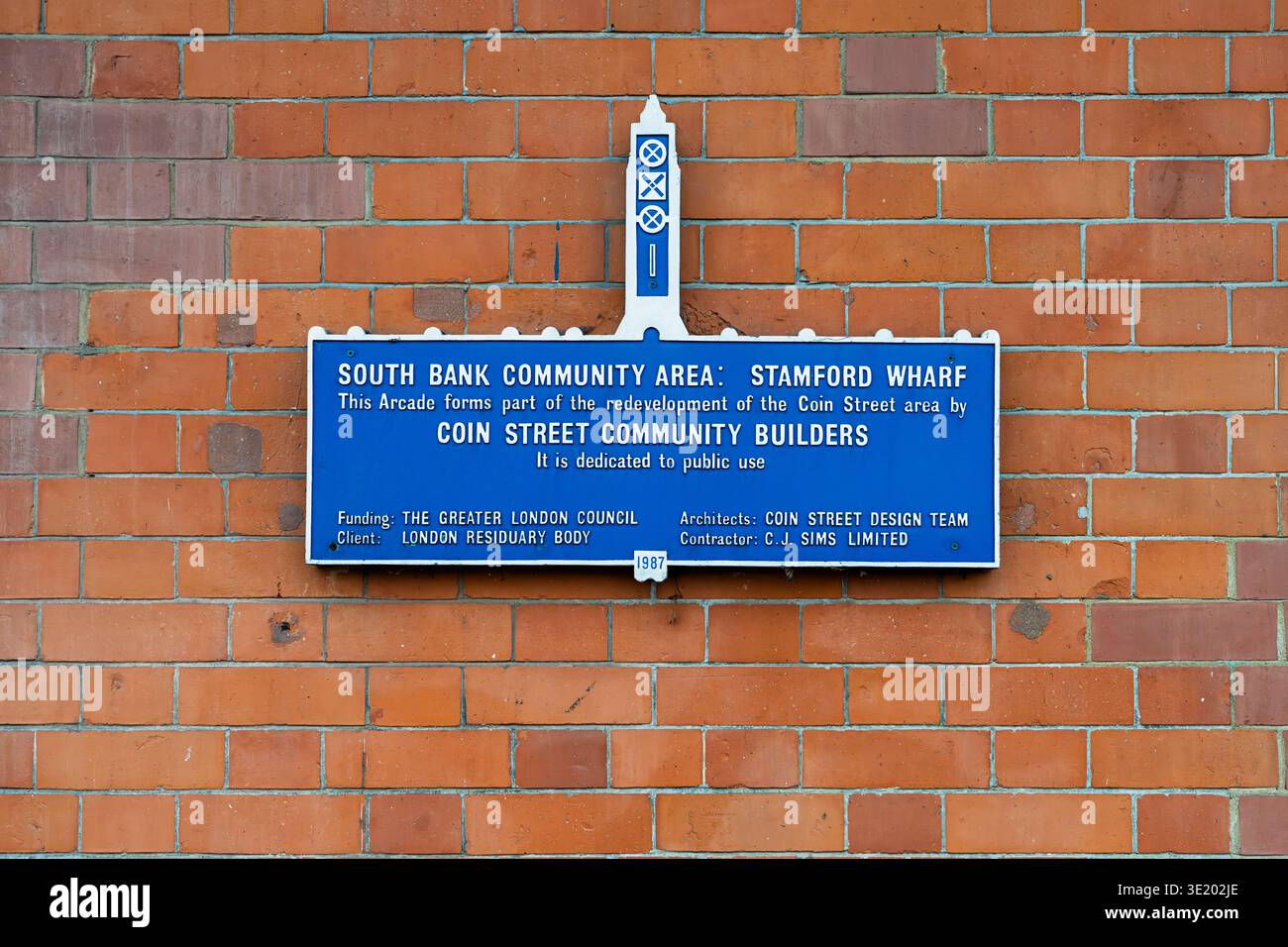 Cartello blu 1987 montato a parete sulla Oxo Tower per i costruttori della comunità di Coin Street nella South Bank Community area, Southwark, Londra, Inghilterra Foto Stock