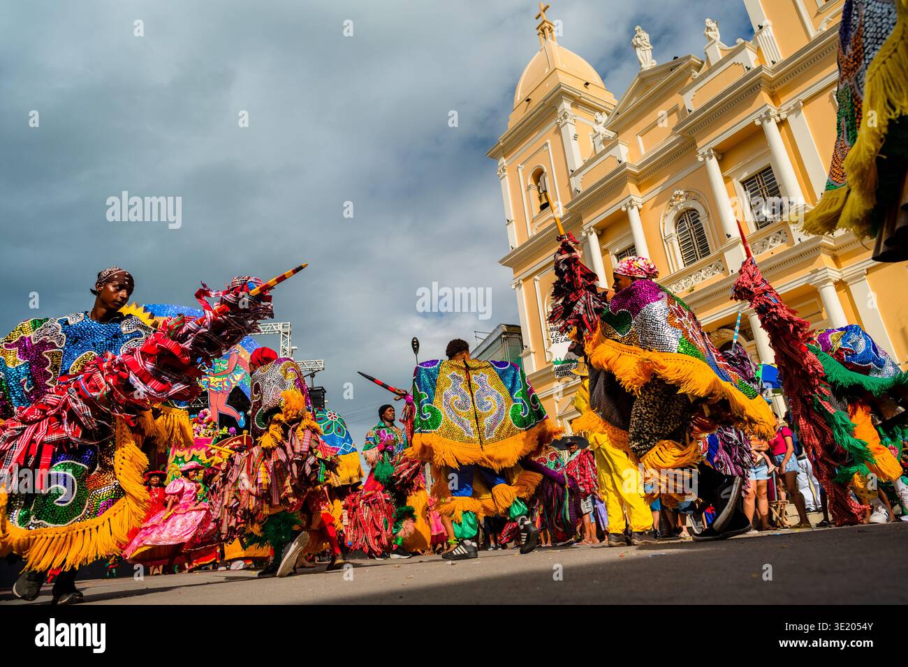 Gli artisti vestiti come Caboclo de Lancia ballano una danza di guerra durante una cerimonia rurale Maracatu al Carnevale di Nazaré da Mata, Brasile. Foto Stock