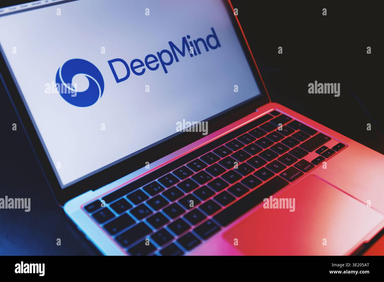 Izmir, Turchia - 17 marzo 2026: Foto di un moderno schermo per laptop che mostra il logo DeepMind ai su sfondo bianco pulito. Foto Stock